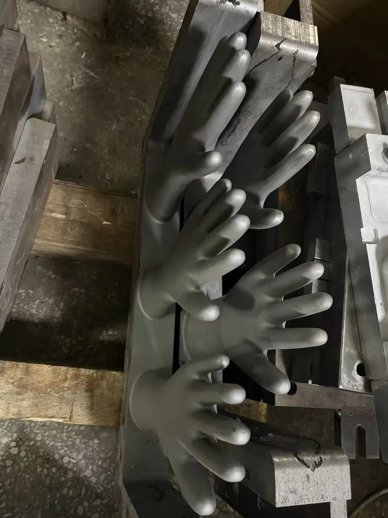 Metal mold cores with glove-shaped fingers
